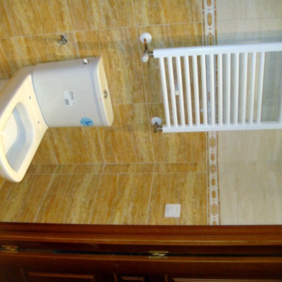 Radiador toallero en baño