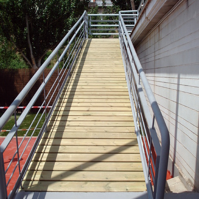 Rampa d'accés a la cafeteria d'unes piscines municipals.
