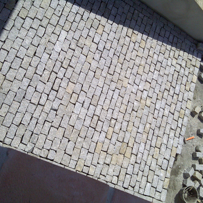 RAMPA GARAGE CON MACIZOS DE GRANITO