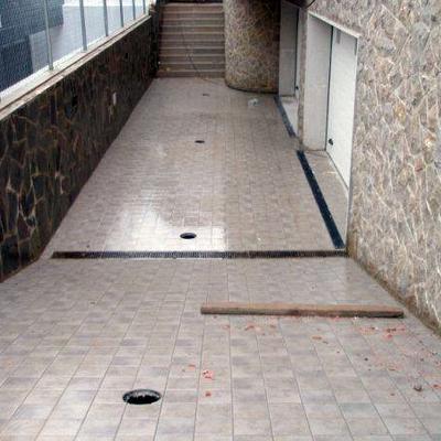 Rampa realizada con ceramica antideslizante