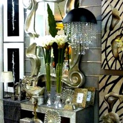 Recibidor y piezas de decoración en tonos plateados y de cristal