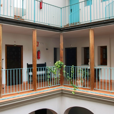 Reforma casa patio para Hostal