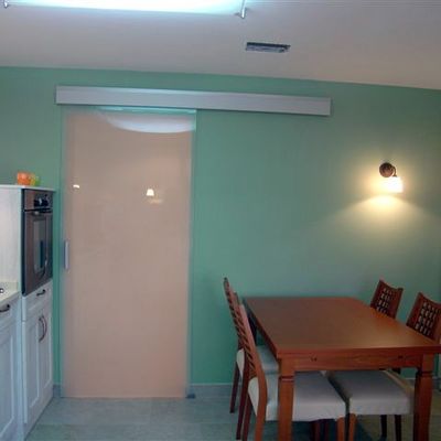 Reforma cocina con puerta crona de cristal