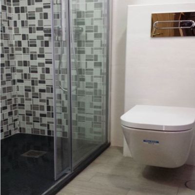 Reforma de baño con inodoro suspendido