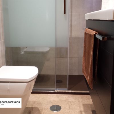 Reforma de baño con plato de ducha wengue