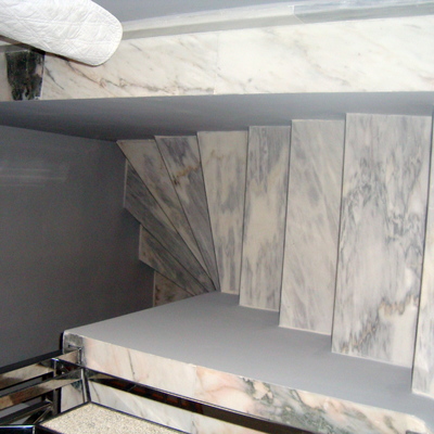 reforma de escaleras interiores y revestidas en marmol