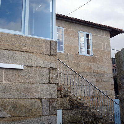 Reforma de vivienda unifamiliar preexistente en Aldán, Pontevedra.