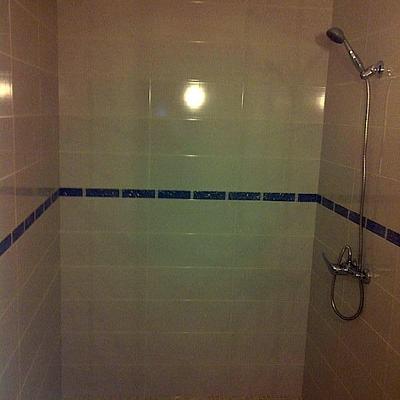 reforma integral baño, badosas suelo y paredes, plato ducha de obra, fontaneria y electricidad