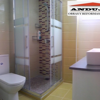 REFORMAS INTEGRALES DE BAÑOS CON PLATOS DE DUCHA DE OBRA