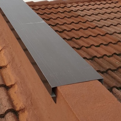 COLOCACIÓN DE REMATE DE CHAPA EN PETO CUBIERTA