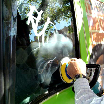 Renovación de ventana de automovil con graffiti. San Pedro.