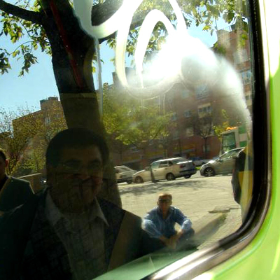 Renovación de ventana de automovil con graffiti. San Pedro