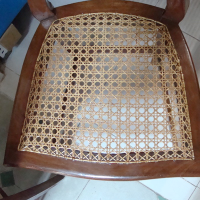 reparación de silla de rejilla a mano