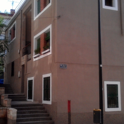 Reparar grietas en fachada, pintar y empotra instalaciones.