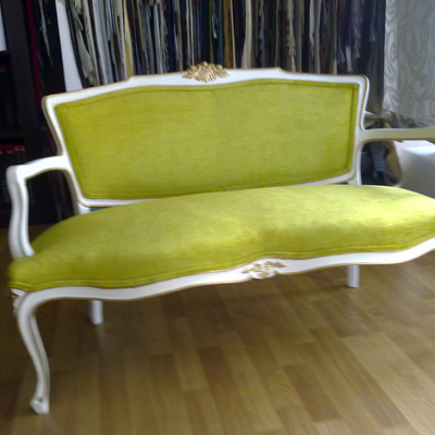 Restauración de sofá clásico, tanto de madera como de tejido y su interior