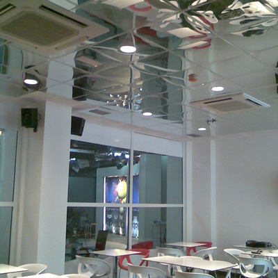 RESTAURANTE DE DISEÑO Y PLATO DE TV