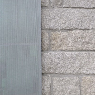 fachada y balcón con celosía.