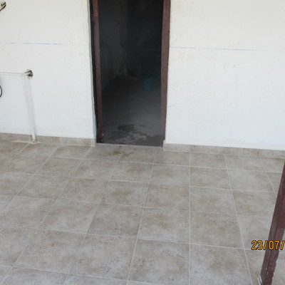 RETIRADA VOLADIZO DETERIORADO Y ENLOSADO DE TERRAZA