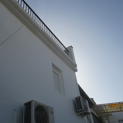 RETIRADA VOLADIZO DETERIORADO Y ENLOSADO DE TERRAZA