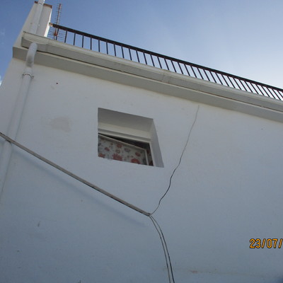 RETIRADA VOLADIZO DETERIORADO Y ENLOSADO DE TERRAZA