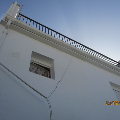 RETIRADA VOLADIZO DETERIORADO Y ENLOSADO DE TERRAZA