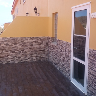Revestimiento de paredes y piso en terraza 
