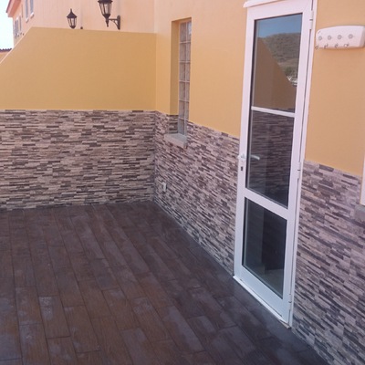 Revestimiento de paredes y piso en terraza 