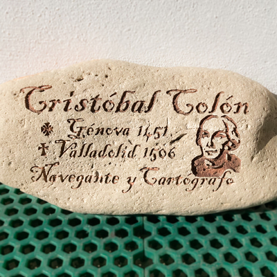 Roca con inscripción y dibujo grabados.