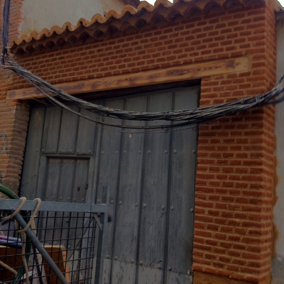 reparacion de pared accidente de coche con ladrillo macizo rustico 