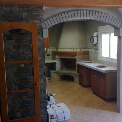 Sala amb cuina i llar de foc