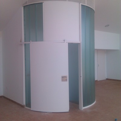 SALIDA A TERRAZA CON PUERTA CURVA Y U-GLASS