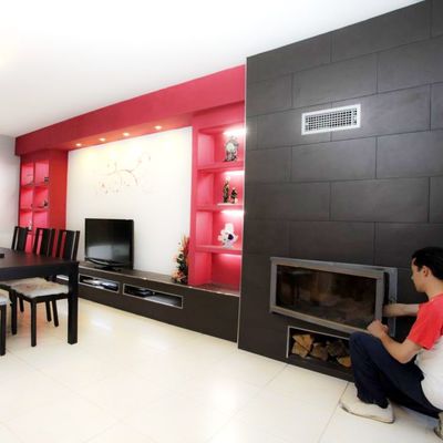 Chimenea integrada en mobiliario de obra en salón (1).