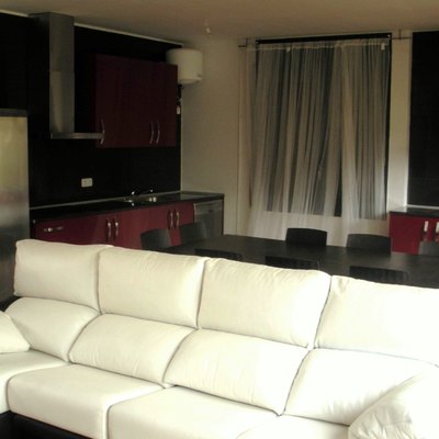 Salón con cocinas integradas residencia estudiantes Horta