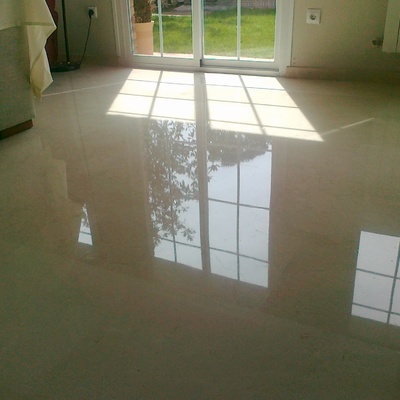 SALON EN MARMOL CREMA MARFIL