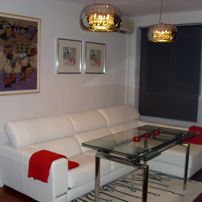 Salón moderno con chimenea