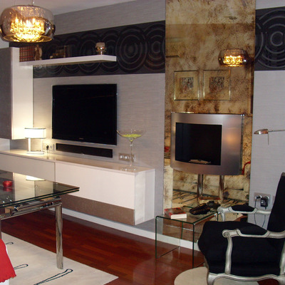 Salón moderno con chimenea 