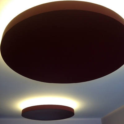 Salón iluminado con tiras de LEDs