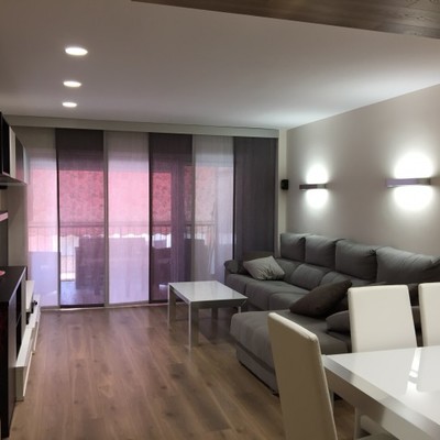 Vista del salón y balcon