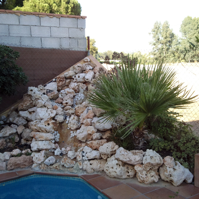 Salto de agua con piedras de coqueros.