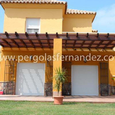 PERGOLA DE MADERA CON CELOSIA