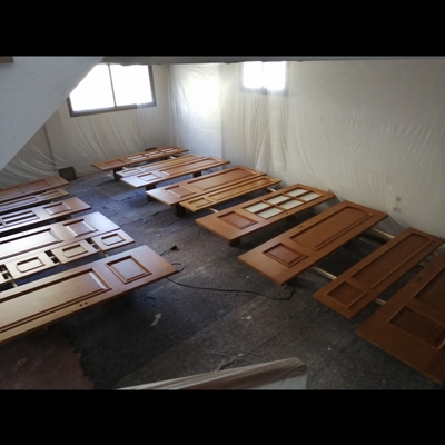 Lacado de puertas en blanco de poliuretano