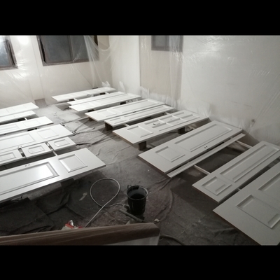 Lacado de puertas en blanco de poliuretano