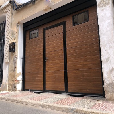 PUERTA SECCIONAL COLOR MADERA