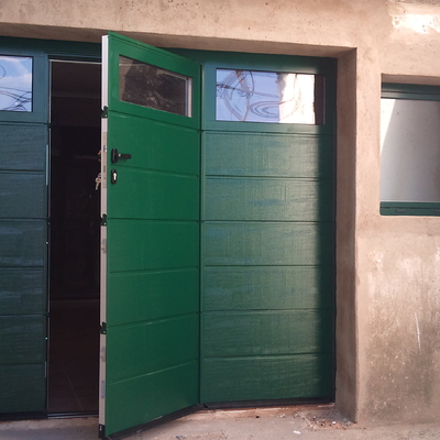 Secional con peatonal incorporada