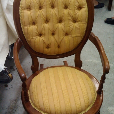 sillón balancín con respaldo capitoné