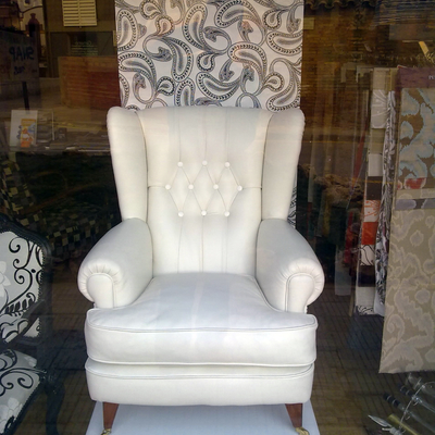 Sillón orejero en piel, con reproductor de música en su interior