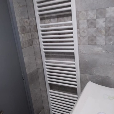 Instalación de radiador de baño