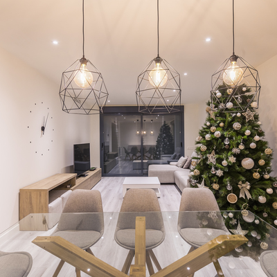 Salón con lámparas de diseño y halógenos LED regulables