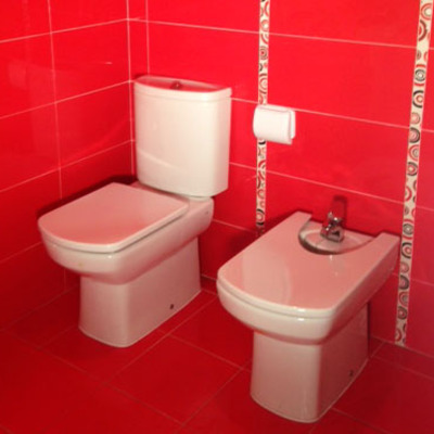 Baños en rojo