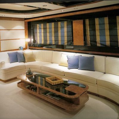 sofa de interior de un yate tapizado en tonos marfil